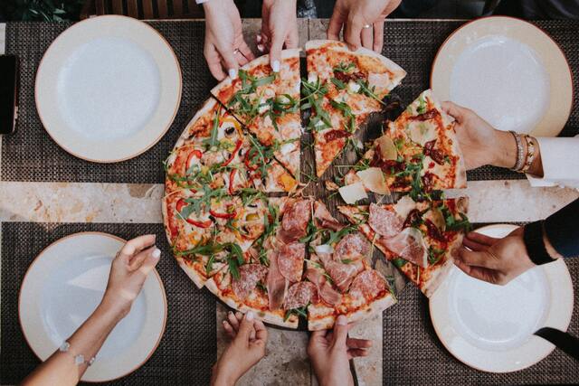 Sharing Pizza klara-kulikova-WcV2YkM3Dls-unsplash